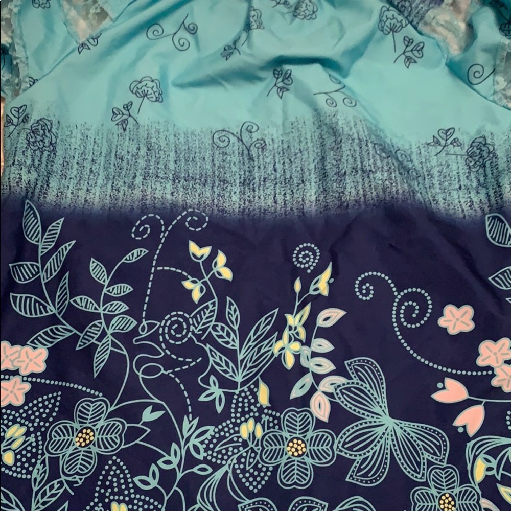 Beautiful flower top 🌸 - Picture 2 of 4